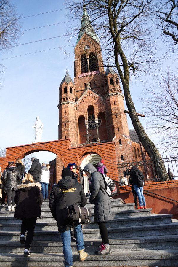 Kosy na sztorc i naprzód marsz! Młodzież i dorośli pomaszerowali historycznym szlakiem powstańców [FOTO] - Zdjęcie główne