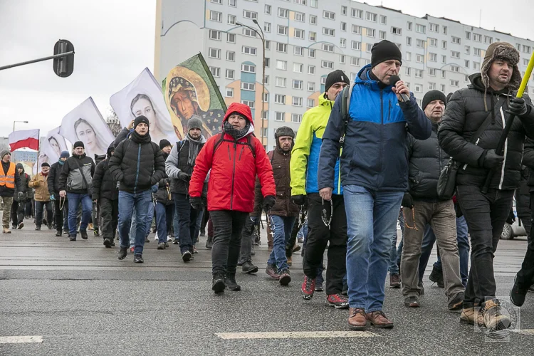 Kilka tysięcy Wojowników Maryi na ulicach z różańcami w dłoniach. Byli tam też bełchatowianie [FOTO] - Zdjęcie główne