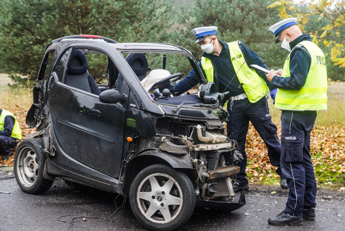 Tragiczny finał wypadku z udziałem smarta. Auto roztrzaskane, kierowca zmarł [AKTUALIZACJA]  - Zdjęcie główne