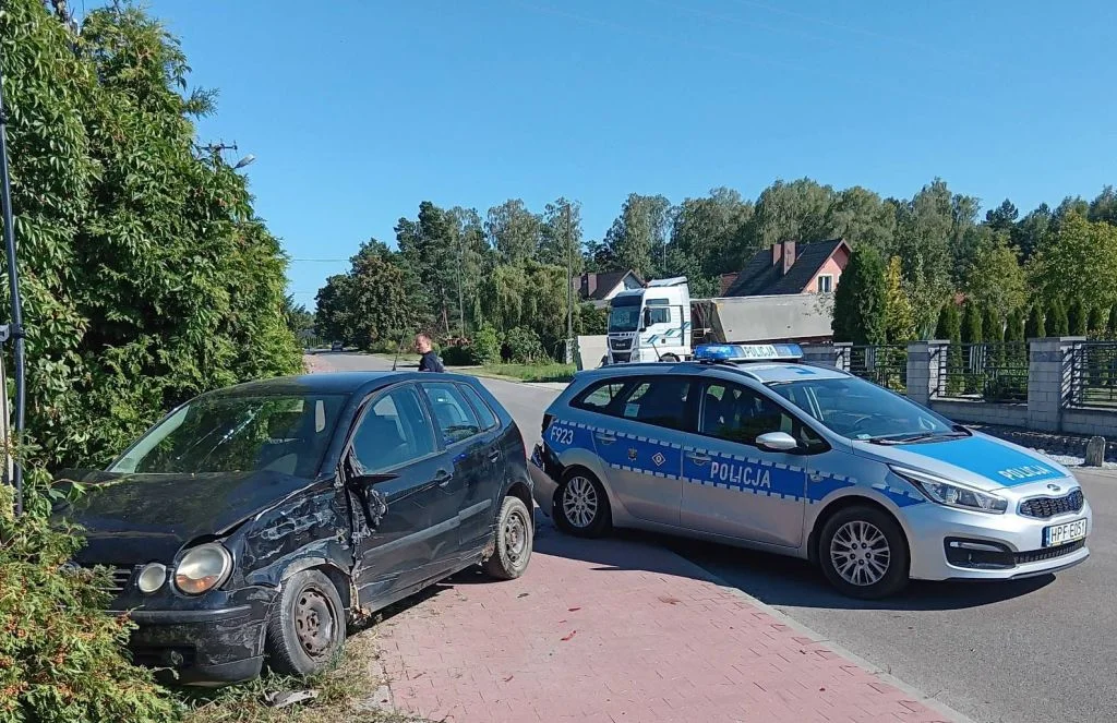 Policyjny pościg w Bełchatowie. Jechał chodnikiem, wjechał w radiowóz i słup energetyczny - Zdjęcie główne