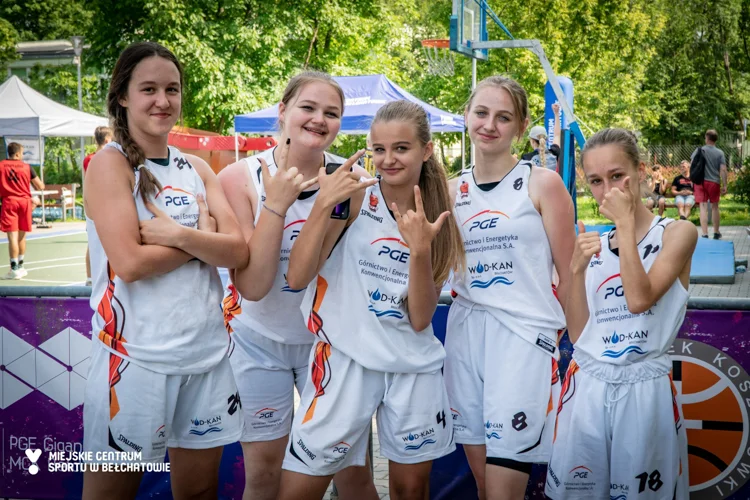 Koszykarskie emocje na placu Narutowicza. Tak wyglądał turniej „Streetball Bełchatów 2022” [FOTO] - Zdjęcie główne