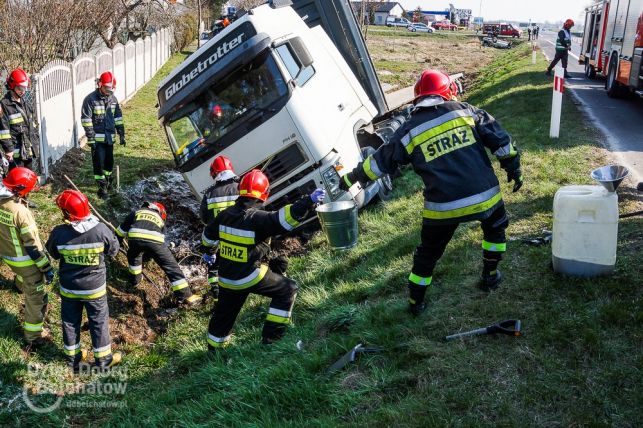 Wypadek pod Szczercowem - osobówka wjechała w TIRa.  Są ranni. Na miejscu lądował śmigłowiec ratunkowy [FOTO] [VIDEO] - Zdjęcie główne