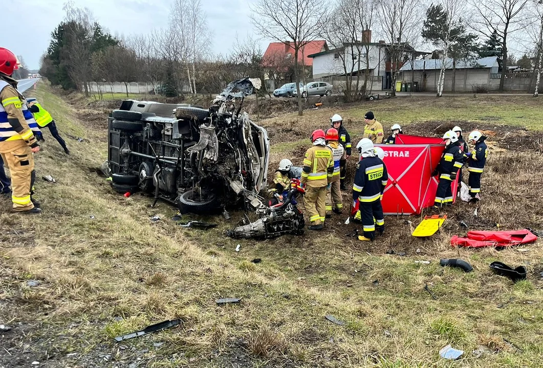 Śmiertelny wypadek na skrzyżowaniu. Bus wjechał pod ciężarówkę, wezwano śmigłowiec LPR [FOTO] - Zdjęcie główne