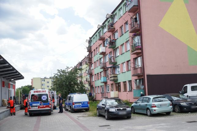 Mężczyzna wypadł z balkonu na osiedlu Budowlanych. Karetka pogotowia i policja na miejscu [FOTO] - Zdjęcie główne