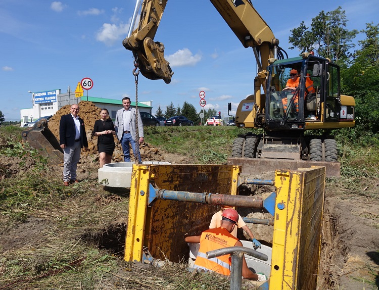 Posłanka z wójtem na placu budowy koło Bełchatowa. Sprawdzali inwestycję za rządowe pieniądze [FOTO] - Zdjęcie główne