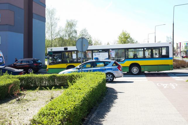 Autobus zderzył się z osobówką na al. Wyszyńskiego. Starsza kobieta odwieziona do szpitala [FOTO] - Zdjęcie główne