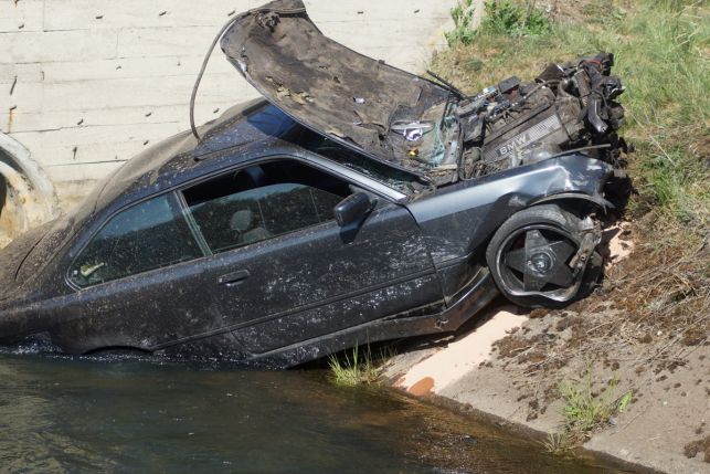 Wypadek Rogowiec. BMW wpadło do rzeki. Maj 2020