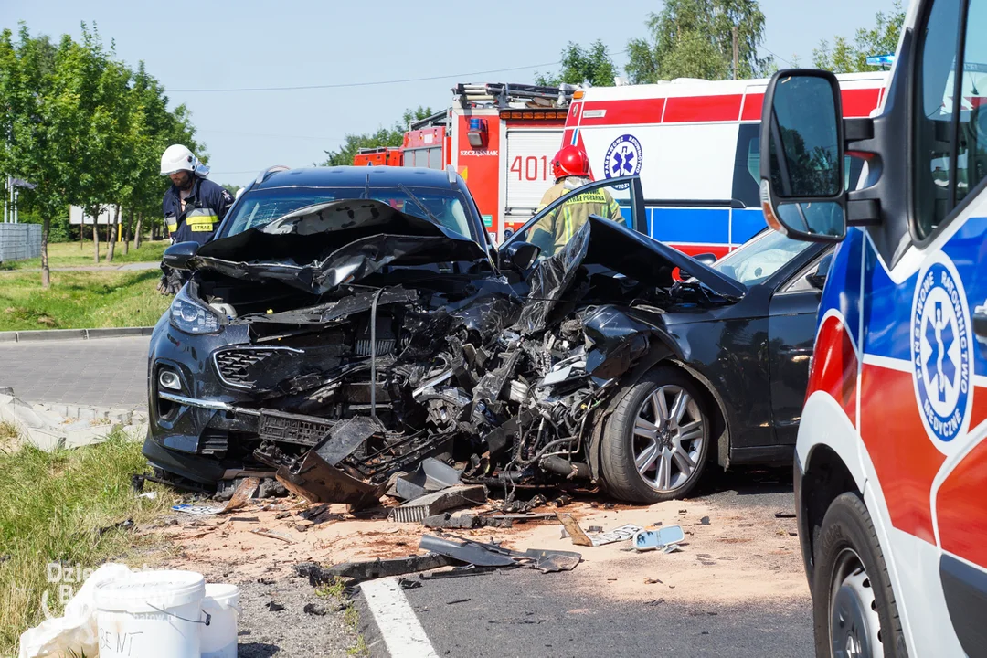 Wypadek w Dobrzelowie. Trzy osoby ranne, droga zablokowana [FOTO] - Zdjęcie główne