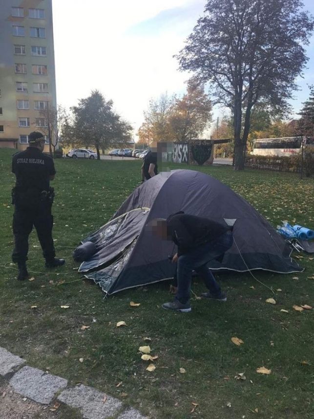 Alko-biwak na bełchatowskim osiedlu. Interweniowała straż miejska - Zdjęcie główne