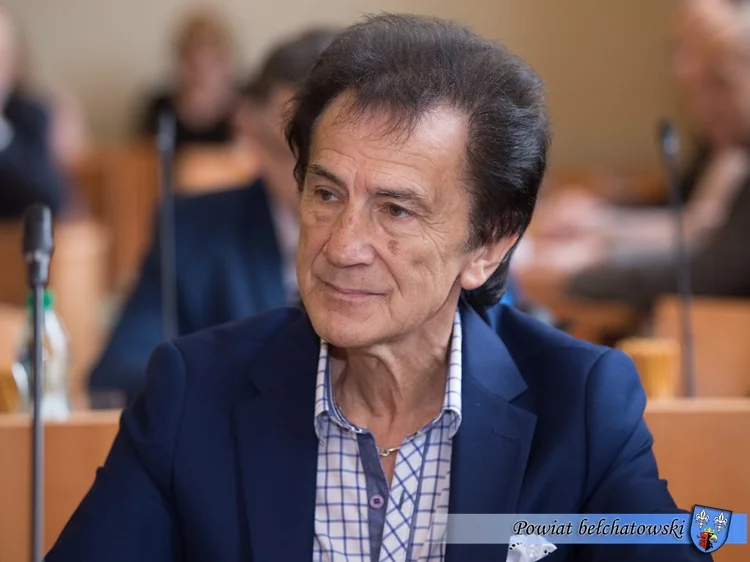 Tadeusz Dobrzański posiadał 80 329,05 zł oszczędności. Ponadto miał dom o powierzchni 62,02 m2 za 100 tys. zł, a także mieszkanie mające 51,71 m2, warte 103 420 zł. Dodatkowo był właścicielem nieruchomości zabudowanej za 40 tys. zł. W 2021 roku otrzymał 63 917,12 zł emerytury oraz 16 515,44 zł diety.