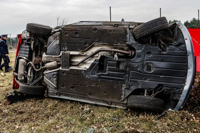 Tragedia pod Klukami. Bmw zmiażdżone na drzewie, nie żyje kobieta [FOTO] - Zdjęcie główne