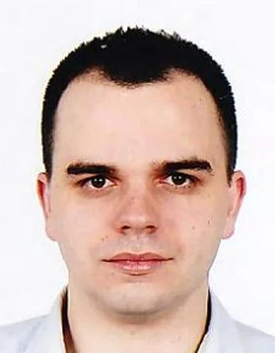 Krzysztoszek Rafał z Warszawy, urodzony 03.11.1988. Poszukiwany za udział grupy przestępczej, oszustwo, oszustwo handlowe, wprowadzenie do obrotu towarów podrobionych.