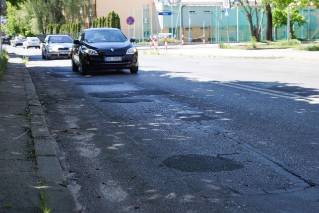 Magistrat i starostwo nie mogą się dogadać, a ulica w centrum miasta domaga się pilnego remontu! - Zdjęcie główne