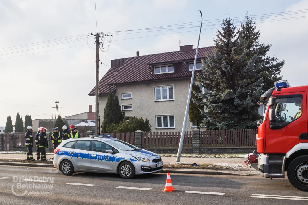 Utrudnienia na Pabianickiej. Kierowca uderzył w słup i uciekł [FOTO] - Zdjęcie główne