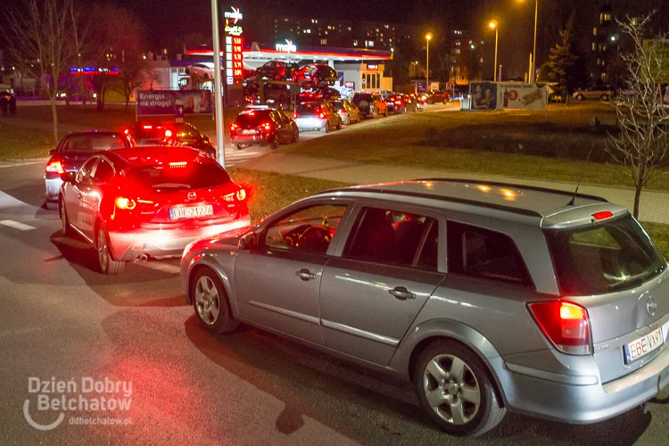 Gigantyczne kolejki na stacjach paliw w Bełchatowie. W niektórych bankomatach brakuje pieniędzy [FOTO] - Zdjęcie główne