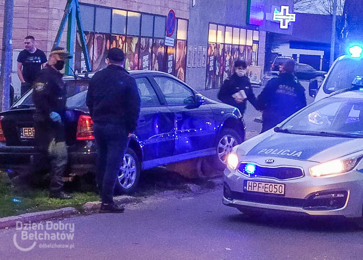 Rozbił auto na Dolnośląskim i wysiadł z piwem w ręku. Świadkowie nie pozwolili mu uciec [FOTO] - Zdjęcie główne