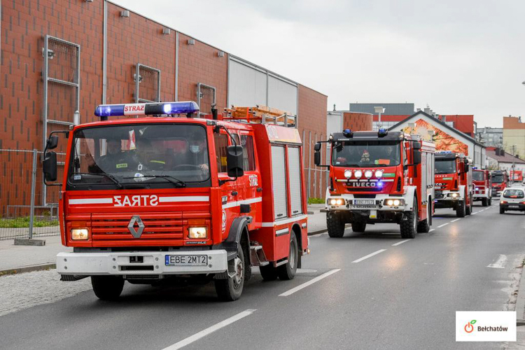 Sznur wozów strażackich i syreny w Bełchatowie. Tym razem druhowie... nie pędzili do pożaru [FOTO] - Zdjęcie główne