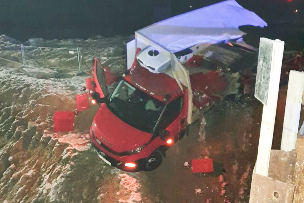 Tragedia na drodze. Mężczyzna zmieniał koło, został zmieciony przez TIR-a [FOTO] - Zdjęcie główne