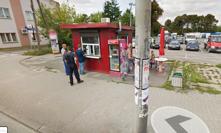 Budka z jedzeniem przy starym dworcu. Jak widać, klientów nie brakowało