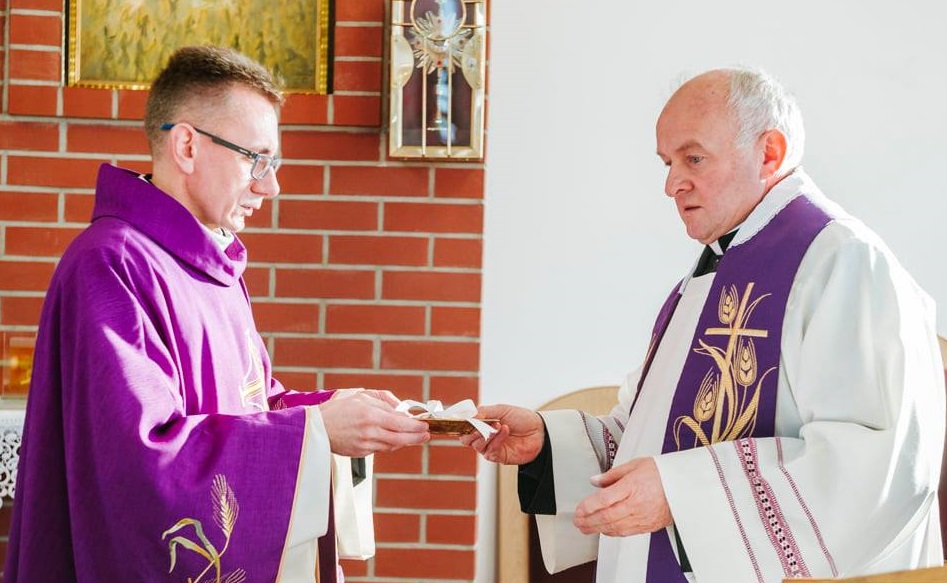 Parafianie powitali nowego proboszcza na osiedlu Olsztyńskim. Ks. Mariusz Kuligowski w przeszłości był związany z Bełchatowem [FOTO] - Zdjęcie główne