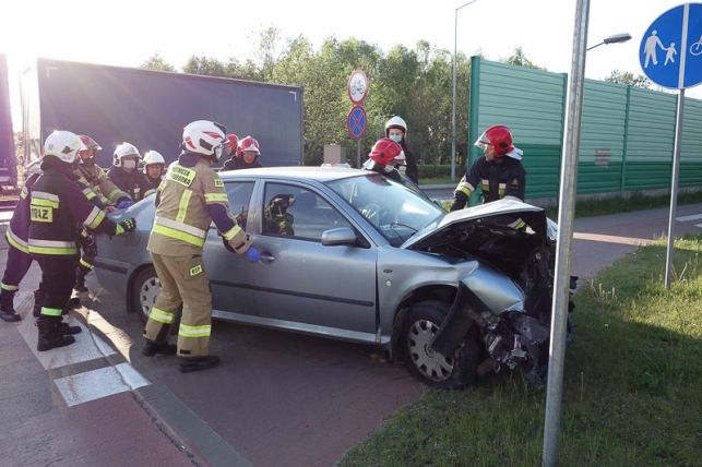 Wypadek na Wyszyńskiego w Bełchatowie. Osobówka uderzyła w panel dźwiękochłonny. Maj 2020