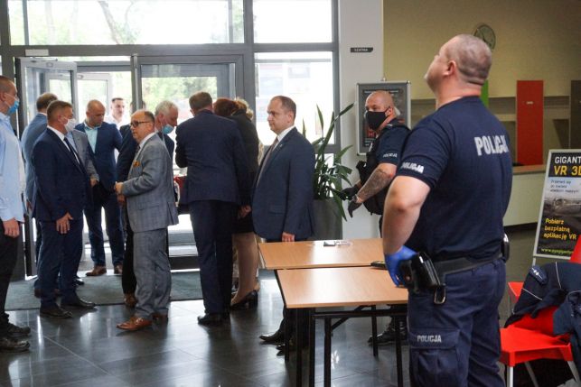 Premier Mateusz Morawiecki rozdawał ''czeki'' w Bełchatowie. Jeden z radnych zapytał o Złoczew... - Zdjęcie główne
