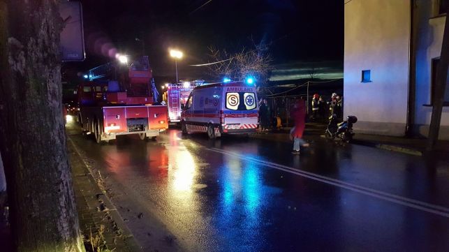 Pożar kamienicy w Zelowie. Jedna osoba w szpitalu - Zdjęcie główne