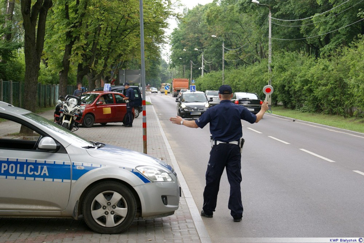 Pijany mężczyzna pędził audi po miejskich ulicach. Wiózł syna na egzamin na prawo jazdy - Zdjęcie główne