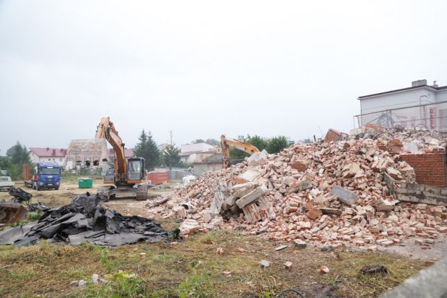 Koparki i sterta gruzu w centrum miasta. Powstaje kolejny market w Bełchatowie  - Zdjęcie główne