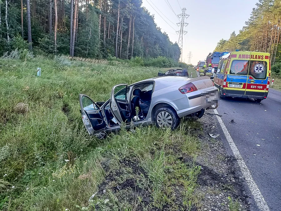 Groźny wypadek nieopodal Bełchatowa. Trzy osoby zostały ranne - Zdjęcie główne