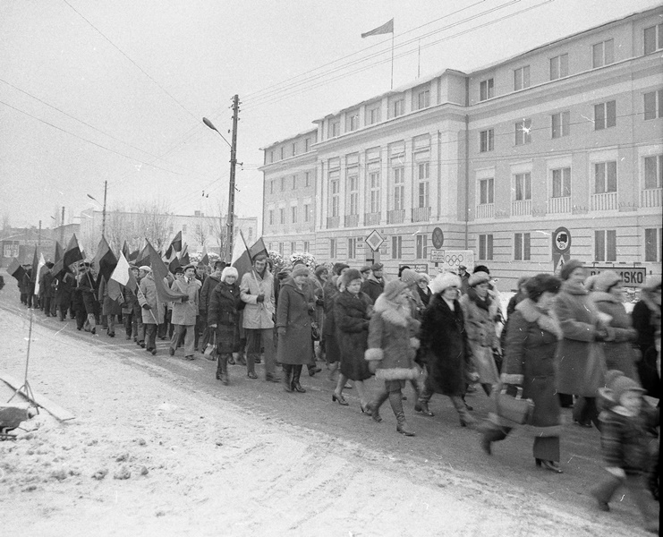 Pochód barbórkowy ulicą Kościuszki przed dzisiejszym magistratem/Fot. Archiwum KWB Bełchatów