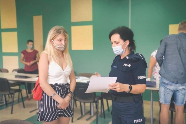 Znów można wstąpić w szeregi policji. Mundurowi zachęcali do tego bełchatowskich maturzystów [FOTO] - Zdjęcie główne