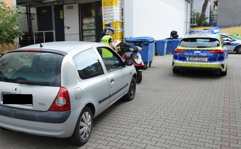 Potrącił motocyklistę i... jechał dalej ze skuterem pod autem. Policja podaje szczegóły wypadku [FOTO] - Zdjęcie główne