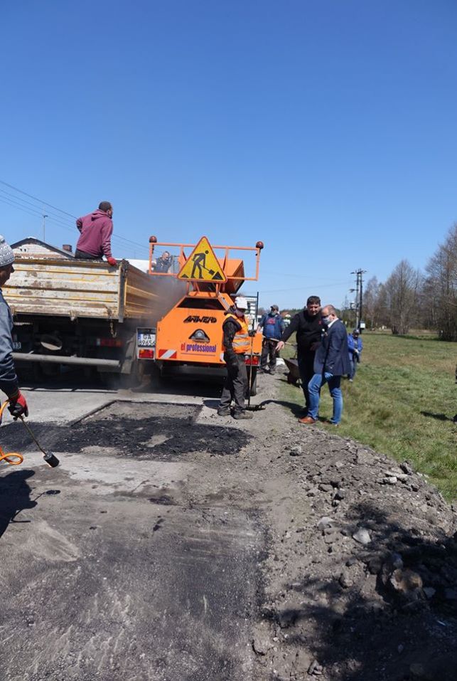 Nowy sprzęt pomoże łatać dziury na gminnych drogach. Gdzie ruszyły pierwsze roboty? [FOTO] - Zdjęcie główne