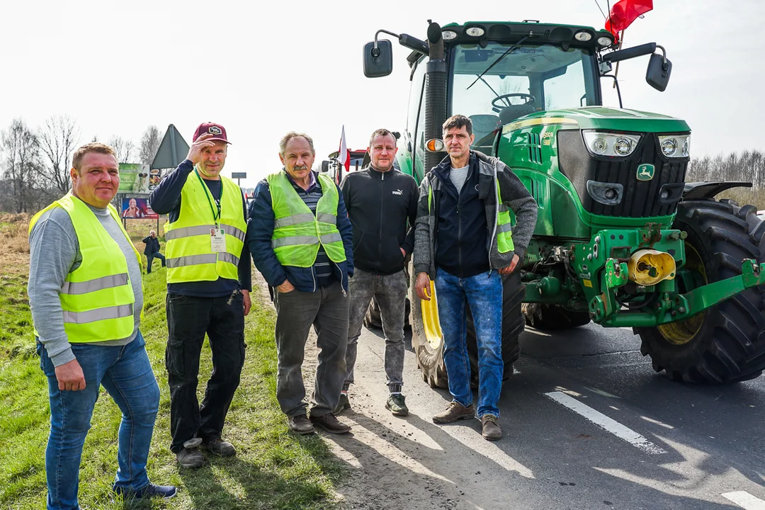 Rolnicy protestują na drodze do kompleksu PGE. Sprawdziliśmy, co dzieje się na miejscu [FOTO] - Zdjęcie główne