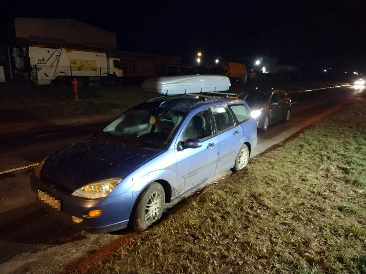 Był tak pijany, że zasnął w aucie. Policjanci wezwali karetkę - Zdjęcie główne