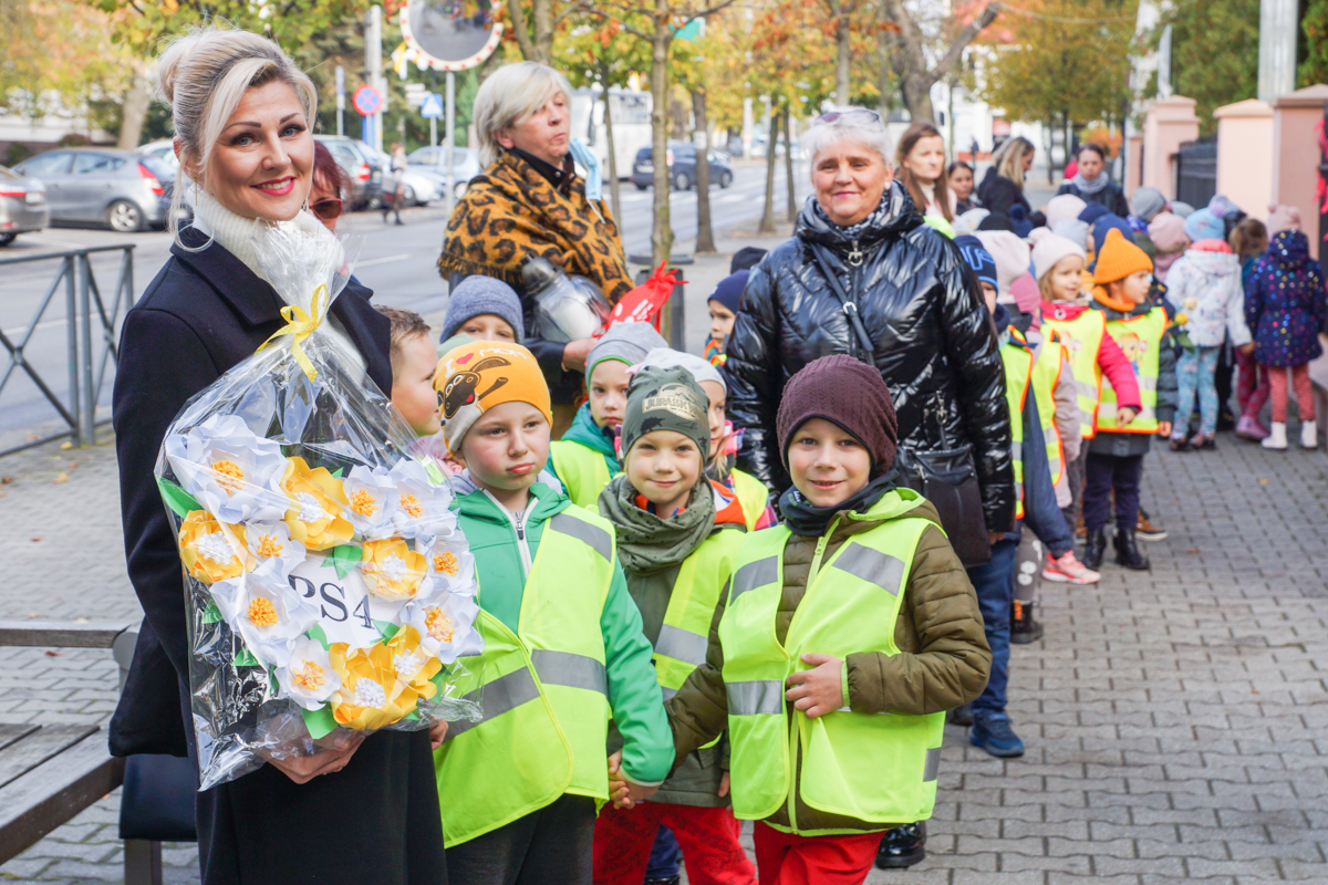 Przedszkolaki udekorowały pomnik papieża. Łańcuchy serc, łakocie i śpiew [FOTO] - Zdjęcie główne