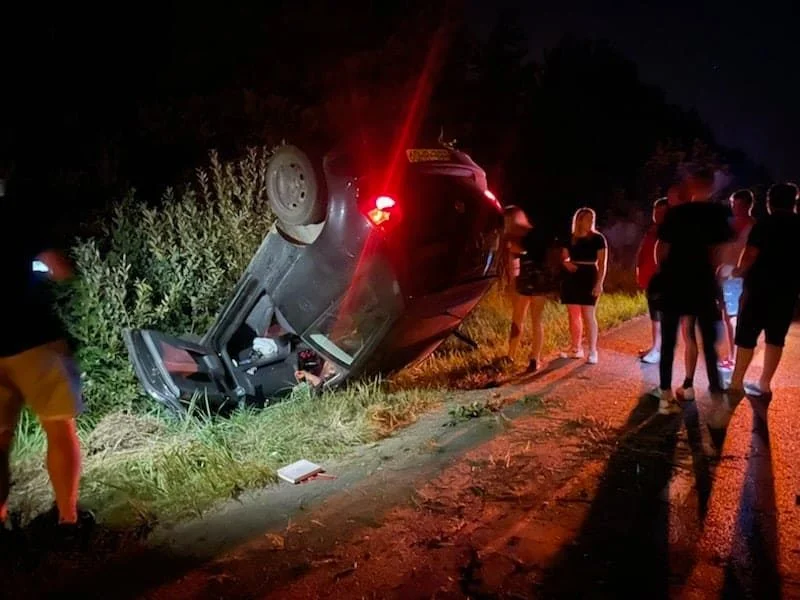 Nocna jazda zakończyła się dachowaniem. Niebezpieczny wypadek pod Bełchatowem [FOTO] - Zdjęcie główne