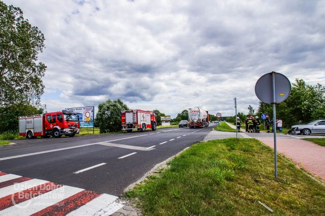 Zderzenie w Porębach. Auto w rowie - Zdjęcie główne