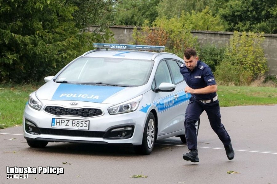 Mężczyzna wyskoczył przez okno, gdy do drzwi zapukali policjanci. Uciekał boso w deszczu - Zdjęcie główne