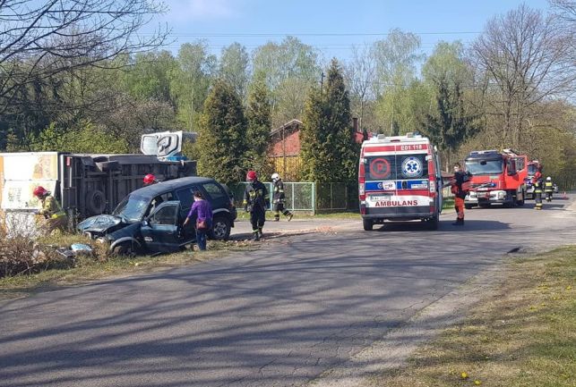 Roztrzaskane auta na skrzyżowaniu. Na miejscu straż, policja i karetki pogotowia [FOTO] - Zdjęcie główne