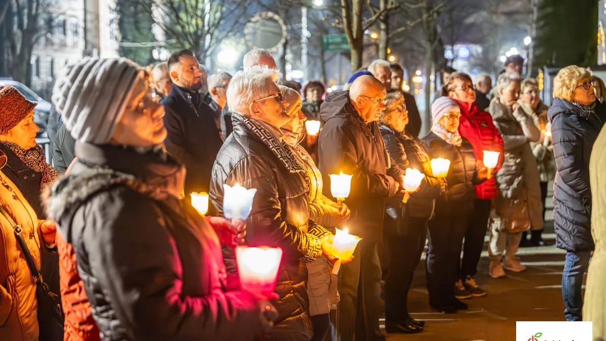 Nocna modlitwa w centrum miasta. Mieszkańcy uczcili rocznicę śmierci papieża [FOTO]