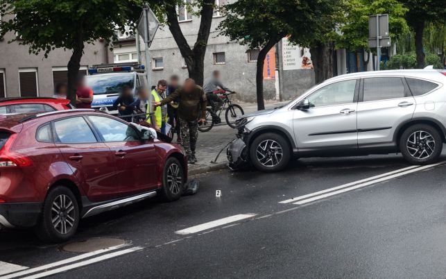 Groźna kolizja na Pabianickiej. Roztrzaskane osobówki i utrudnienia w ruchu [FOTO] - Zdjęcie główne