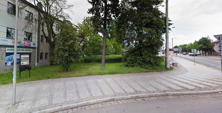 W tym miejscu powstał pomnik pamięci ofiar katastrofy smoleńskiej