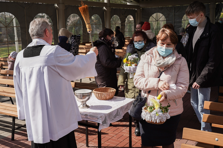 Księża w Bełchatowie święcą pokarmy na... świeżym powietrzu. Święconka w ogrodach przy ulicy Kościuszki [FOTO] - Zdjęcie główne