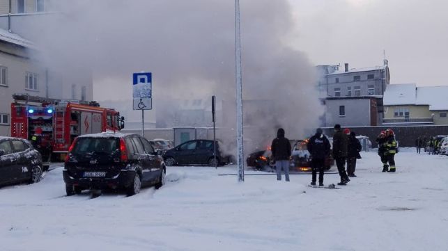 Akcja strażaków w centrum Bełchatowa. Samochód stanął w ogniu - Zdjęcie główne