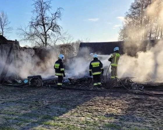 Pożar koło Bełchatowa, budynek doszczętnie spłonął [FOTO] - Zdjęcie główne