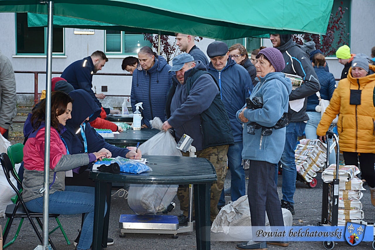 Tysiące sadzonek rozdano pod starostwem. Kolejka ustawiła się od samego rana - Zdjęcie główne