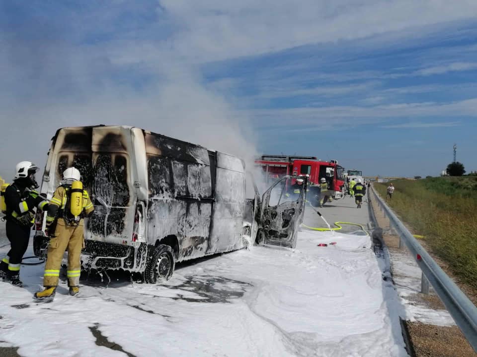 Dwa wypadki z udziałem siedmiu samochodów. Bus doszczętnie spłonął [FOTO] - Zdjęcie główne