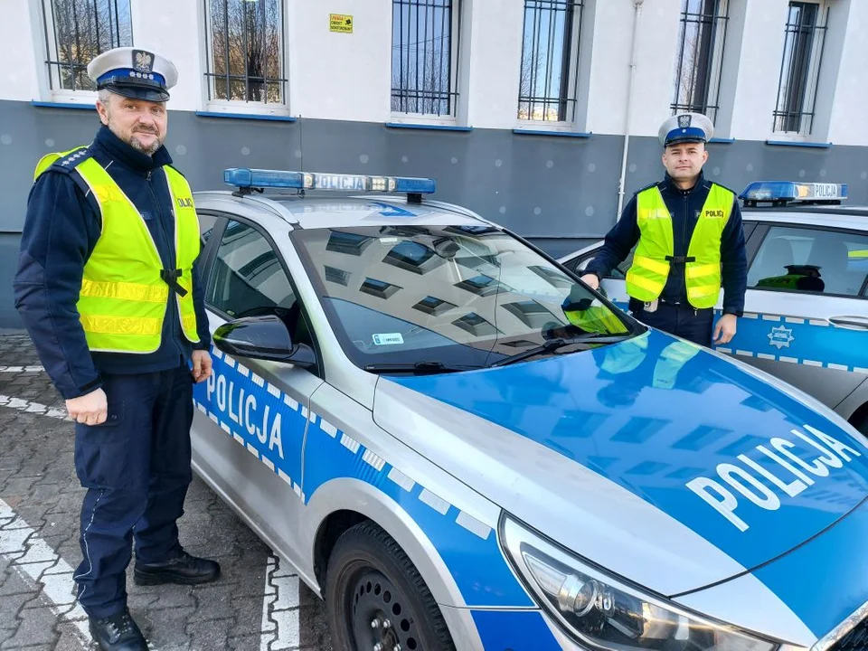 Gnał z rodzącą żoną do szpitala. Do akcji ruszyli policjanci - Zdjęcie główne